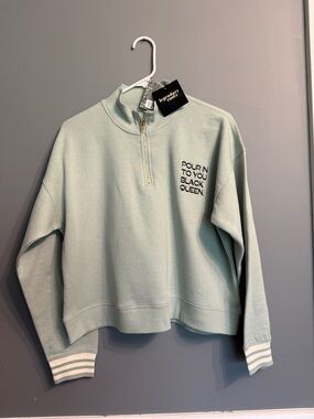 Half-Zip Sweatshirt with 'Pour In To You Black Queen' Embroidery - Light Mint